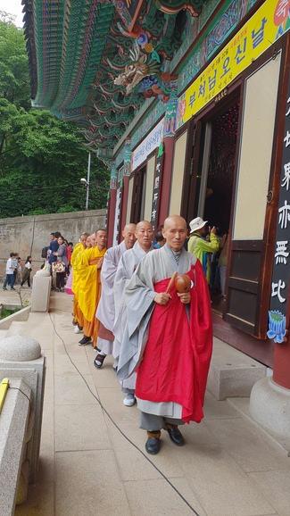 Partake in the Vesak Ceremony at Yonggungsa Cham Joeun Uri Temples